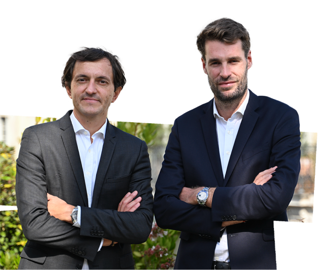 L'image présente deux hommes, Renaud Mollard et Ludovic Burnel, habillés en costumes formels, représentant un cadre professionnel. Ils semblent être à l'extérieur et sourient, mettant en avant leur attitude amicale. Leur tenue comprend des blazers, des chemises habillées et des cravates, typiques des travailleurs de bureau ou des gentlemen dans un environnement d'affaires, en lien avec l'esprit de The Positive Compagnie.